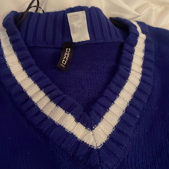 v-neck chicago knit sweater - Picture 3 of 3